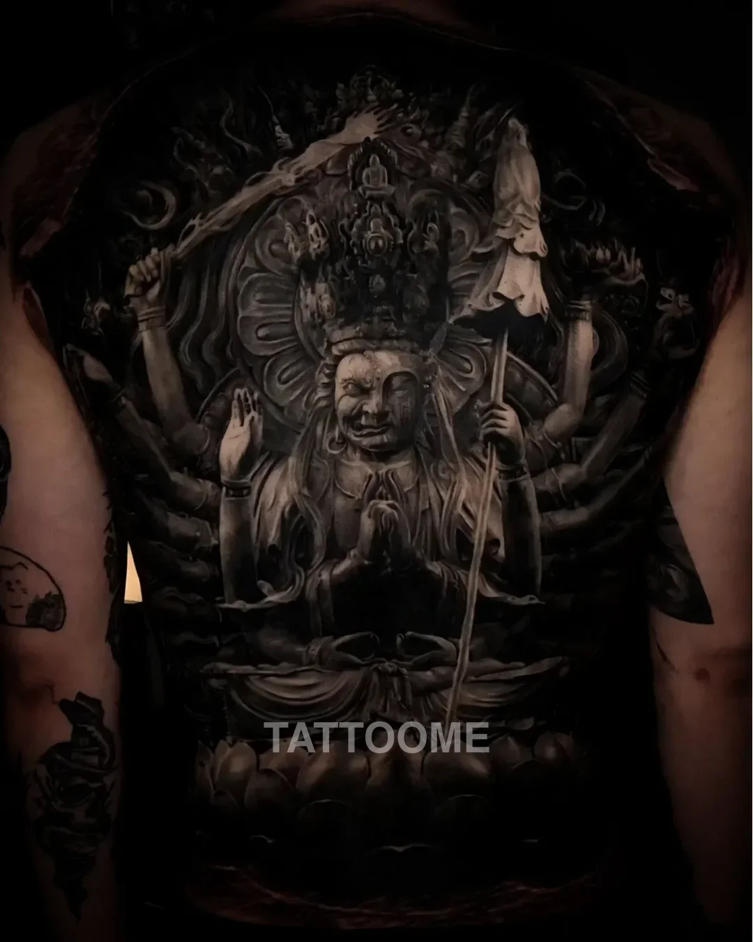 블랙앤그레이 등판 - rosso_tattooer